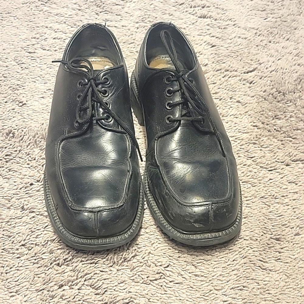 Kenneth Cole reaction size 8 men's dress shoes. Black